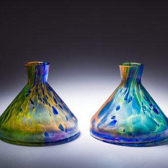 Johann Loetz (1880-1940, toegeschreven aan): Een paar meerkleurige trechtervormige glazen 'Papillon' vazen, 20ste eeuw
