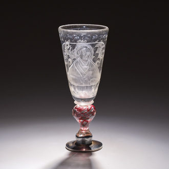 Een Duits geëtst en geslepen balusterglas met een rode spiraal met de voorstelling van de Heilige Ignatius, 18de eeuw