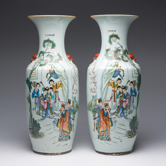 A pair of Chinese famille rose vases with a vistit to the palace, 19th/20th C.