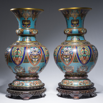 Een paar Chinese cloisonné vazen met taotie maskers, 20ste eeuw