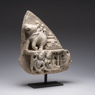 Een Indisch gesculpteerd wit marmeren parikha fragment met een Jain Thirthankara, wellicht Gujarat, 15de/16de eeuw