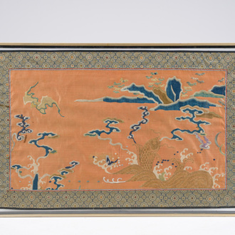 Een Chinees geborduurd zijden paneel met een karper, 19de eeuw