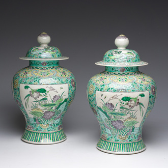 Een paar Chinese verte biscuit dekselvazen met bloemen en landschappen, 19de eeuw