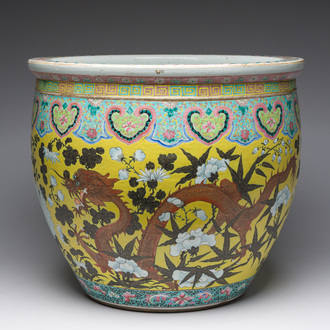 Een Chinese famille rose viskom in Dayazhai-stijl met draken tussen bloesemtakken, 19de eeuw