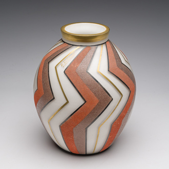 Een Belgische Scailmont art-decovaas in opalineglas met verguld en opgehoogd decor, gesigneerd H. Vermont, tweede kwart 20ste eeuw