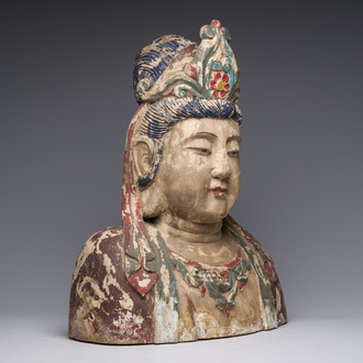Een grote Chinese gepolychromeerd houten buste van Boeddha, 20ste eeuw