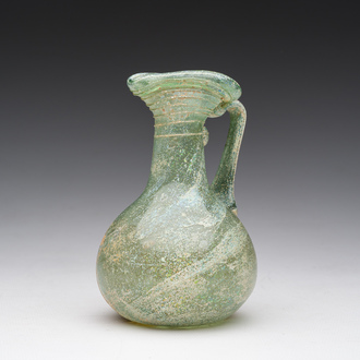 Een Romeins groenglazen oenochoë, provincie Syrië, 3de eeuw