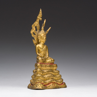 Een Thaise verguld bronzen figuur van Boeddha gezeten op de Naga troon, Rattanakosin, 19de eeuw