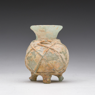 Een Romeinse groenglazen driepotige amphoriskos, Oost-Romeinse Rijk, 5de eeuw
