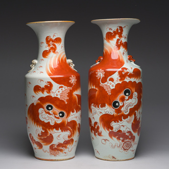 Twee Chinese ijzerrode vazen met boeddhistische leeuwen, 19de/20ste eeuw