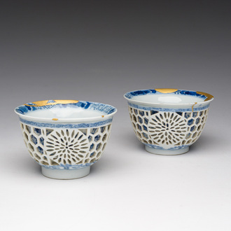 Een paar Chinese blauw-witte opengewerkte dubbelwandige koppen met floraal decor en kintsugi herstelling, Kangxi