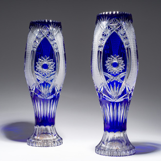 Een paar vazen in deels blauwgekleurd Boheems kristal, 20ste eeuw