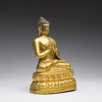 Een Chinese verguld bronzen figuur van Boeddha, 19de eeuw