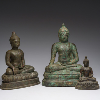 Drie bronzen sculpturen van Boeddha, Birma en Thailand, 18de/19de eeuw