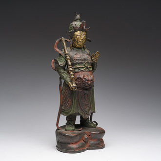 Een Chinese verguld bronzen sculptuur van een wachter met polychroom decor, 18de/19de eeuw