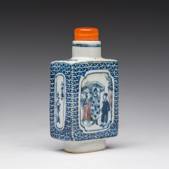 Een Chinese blauw-witte en koperrode snuiffles met figuratief decor, 19de eeuw