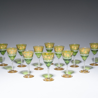 Twaalf geslepen en deels groengekleurd gelaagd kristallen witte wijnglazen met vergulde druiven, model 'Pampre d'or', Val Saint Lambert, 20ste eeuw