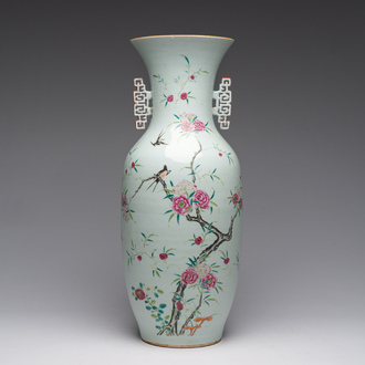 Een Chinese famille rose vaas met vogels tussen bloesemtakken, 19de eeuw