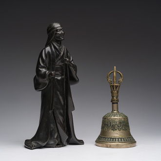 Een Japanse bronzen okimono en een Tibetaanse bronzen bel, 19de/20ste eeuw
