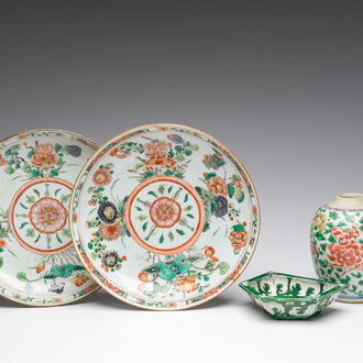 Een gevarieerde collectie Chinees famille verte porselein met floraal decor, Kangxi