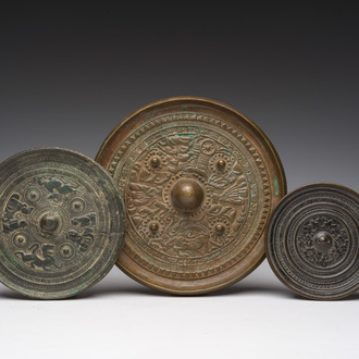 Drie Chinese bronzen spiegels met reliëfdecor, Qing