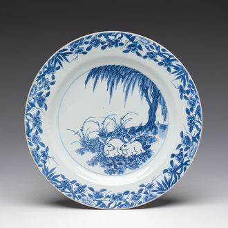 Een Chinese blauw-witte schotel met twee hazen, Qianlong