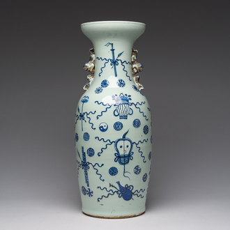 Een Chinese blauw-witte celadon vaas met gelukssymbolen, 19de eeuw