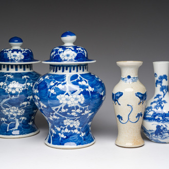 Vier diverse Chinese blauw-witte vazen, 19de eeuw