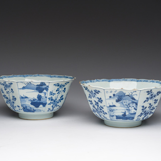 Een paar Chinese blauw-witte kommen met geanimeerde landschappen en floraal decor, Kangxi