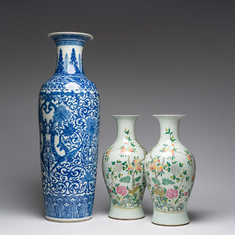 Een grote Chinese blauw-witte vaas en een paar famille rose vazen, 19de/20ste eeuw