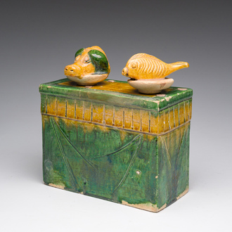 Een Chinese sancai geglazuurde miniatuur offertafel met een vis en een varkenskop, wellicht Ming