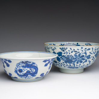 Twee Chinese blauw-witte kommen, Kangxi en 19de eeuw