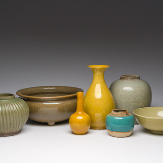 Zeven stukken monochroom Chinees porselein, 18de/20ste eeuw