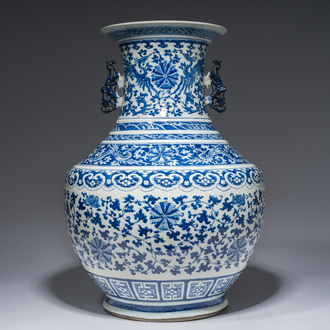 Een grote Chinese blauw-witte 'hu' vaas met feniksen en lotusslingers, 19de eeuw