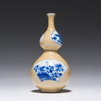 Een Chinese blauw-witte kalebasvaas met café-au-lait fondkleur, Kangxi