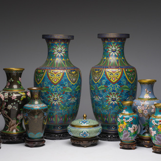 Negen Chinese cloisonné vazen en een dekseldoos, 20ste eeuw