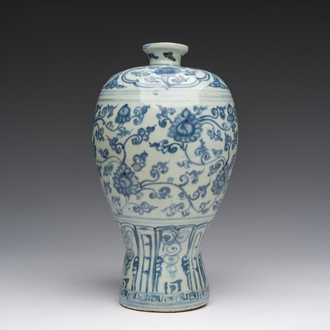 Een Chinese blauw-witte 'meiping' vaas met lotusslingers, Ming