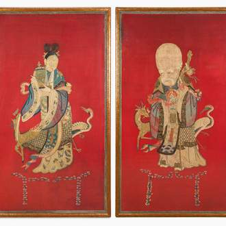 Een uitzonderlijk groot paar Chinese met zijde geborduurde panelen met onsterfelijken op rode fondkleur, 19de eeuw