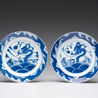 Een paar Chinese blauw-witte borden met een draak en een karper, Kangxi
