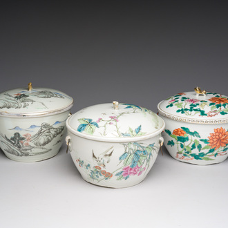 Drie Chinese famille rose en qianjiang cai warmhoudkommen met deksels, 19de/20ste eeuw