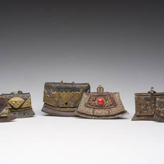 Zes Tibetaanse 'chuk muk' of etuis voor vuurstenen in leder en brons, 19de eeuw