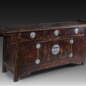 Een Chinese houten buffetkast met messing monturen, Shanxi, late Qing