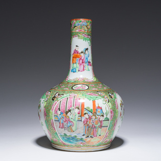 Een flesvormige Chinese Kanton famille rose vaas met paleisscènes en vogels en vlinders tussen bloesemtakken, 19de eeuw