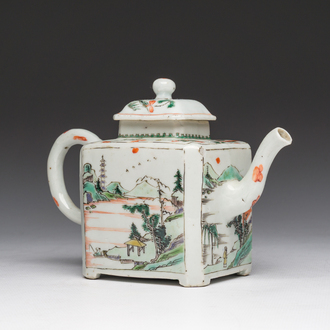 Een rechthoekige Chinese famille verte theepot met landschapsdecor, Kangxi