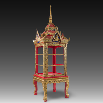 Een groot Thais deels verguld houten huisaltaar met inlegwerk van glas, 20ste eeuw
