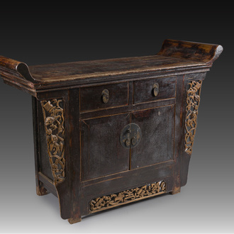 Een Chinese houten altaarkast ('jia tang gui') met opengewerkte uiteinden, Guangdong/Fujian, late Qing/Republiek