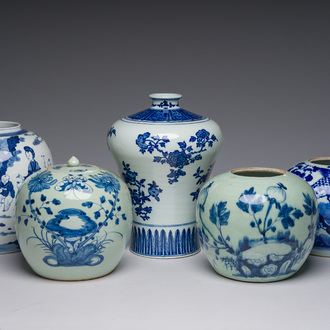 Vijf Chinese blauw-witte potten en vazen met floraal decor en figuren in een landschap, 19de/20ste eeuw