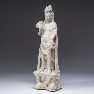 Een Chinese wit marmeren sculptuur van Guanyin, 20ste eeuw