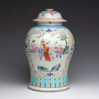 Een Chinese famille rose dekselvaas met spelende jongens in een paleistuin, 19de eeuw