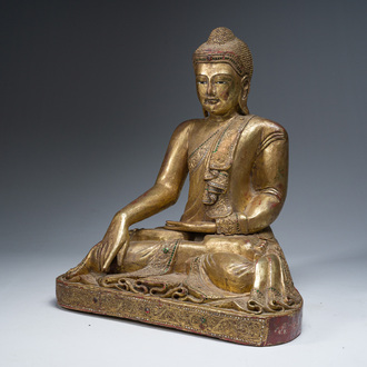 Een grote ingelegd en deels verguld gelakt houten figuur van een zittende Boeddha, Thailand, 19de/20ste eeuw